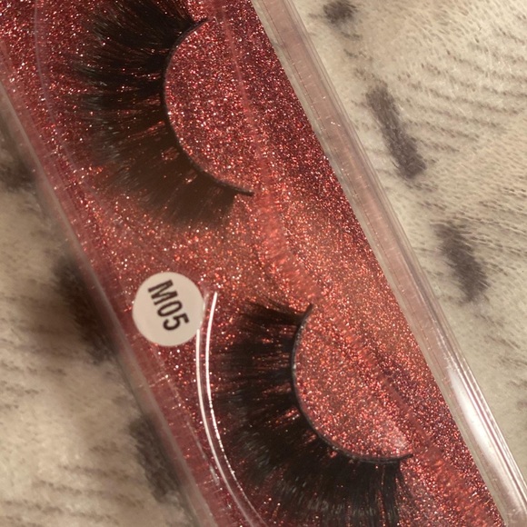 Lashes - Picture 1 of 1
